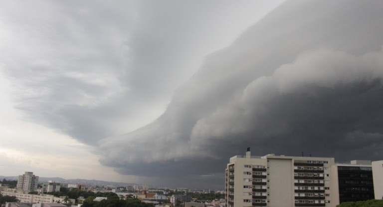Temporal no RS: supercélula surpreende moradores e muda o céu de Canoas em minutos