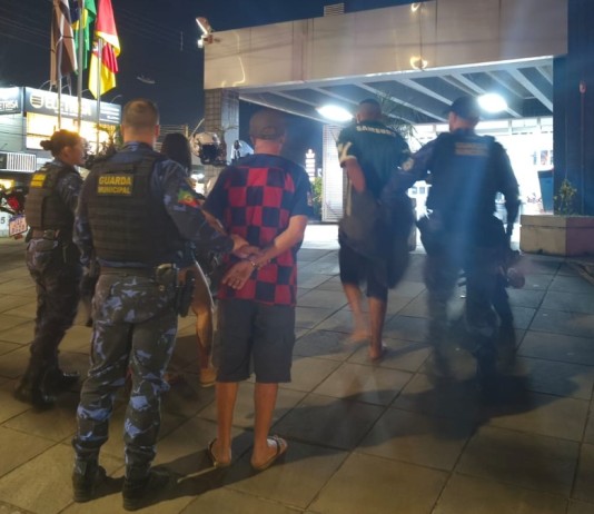 Trio é preso vendendo drogas perto de escola em Canoas trio preso escola canoas