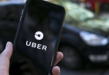 Foto de um celular com aplicativo da Uber