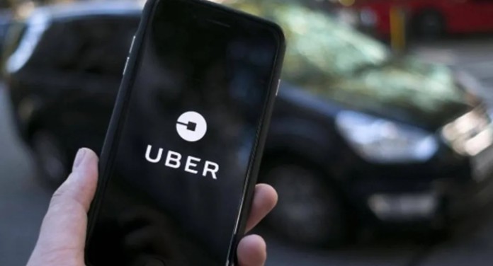Foto de um celular com aplicativo da Uber