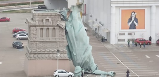 Forte vento derruba estátua da Havan no RS vento derruba estatua havan