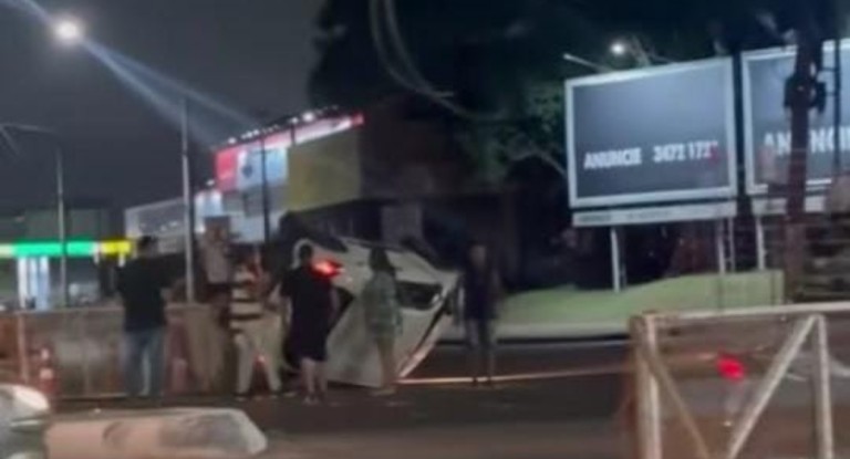 Carro capota após colisão com três veículos em cruzamento com a BR-116 em Canoas