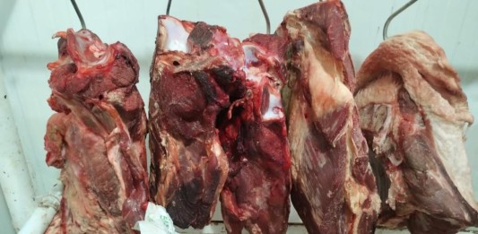 Fiscalização flagra supermercados vendendo produtos vencidos no RS