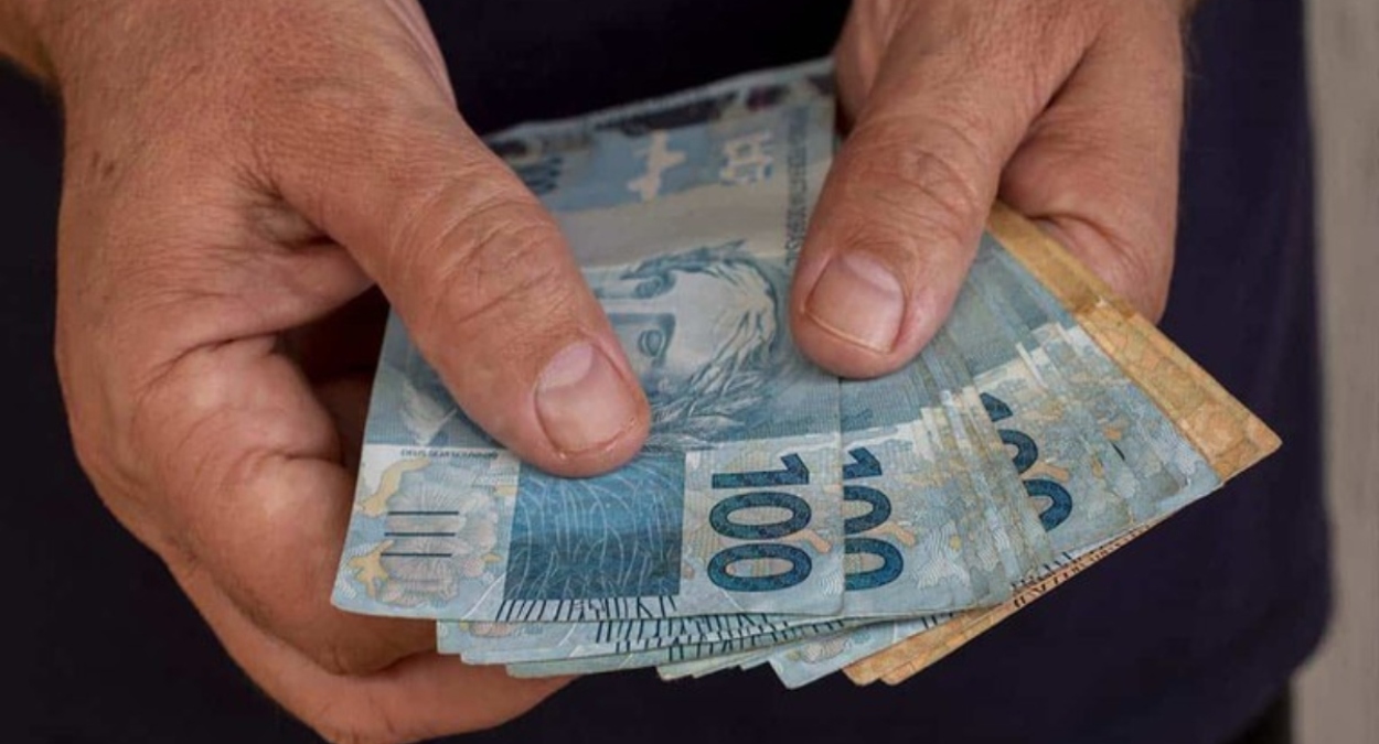 Idosos podem ficar isentos de pagar IPTU, IR e conta de luz em 2026