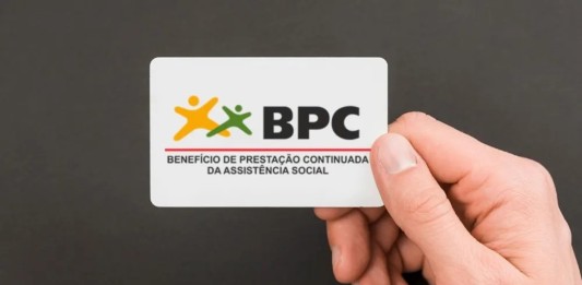 BPC suspenso por meses afetou novos pedidos e gerou fila no INSS