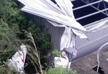 Piloto sobrevive após avião cair em cima de oficina Piloto sobrevive a acidente após avião cair em oficina em Guarapari; aeronave era nova e acidente será investigado.