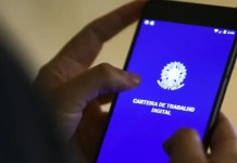 Benefício aguardado por trabalhadores volta a ser pago em fevereiro; veja quem recebe foto de trabalhador acessando a carteira de trabalho digital buscando informações sobre o abono salarial