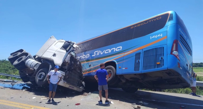 Colisão frontal entre caminhão e ônibus na BR-116 deixa seis mortos.