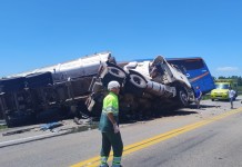 Vítimas fatais de acidente entre caminhão e ônibus na BR-116 em Pelotas ficam quatro horas presas nas ferragens