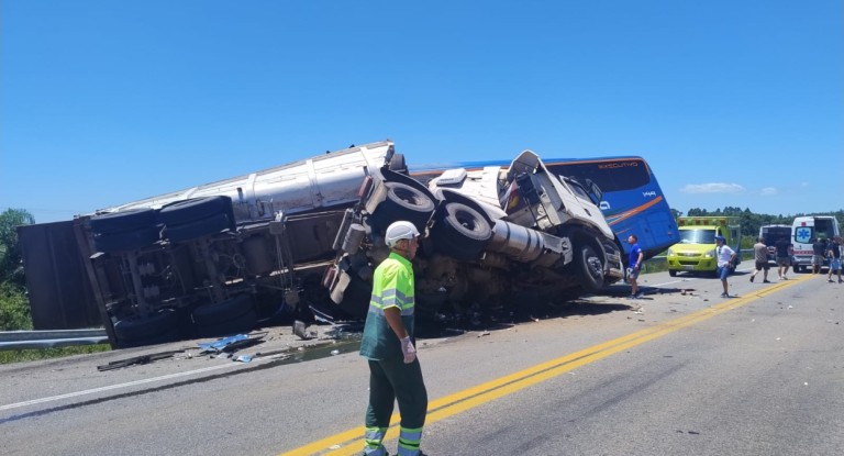 Vítimas fatais de acidente entre caminhão e ônibus na BR-116 em Pelotas ficam quatro horas presas nas ferragens