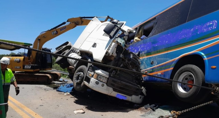 Um acidente na BR-116 em Pelotas deixou mortos, feridos e bloqueou a rodovia. O que se sabe sobre a colisão que parou o Sul do RS.