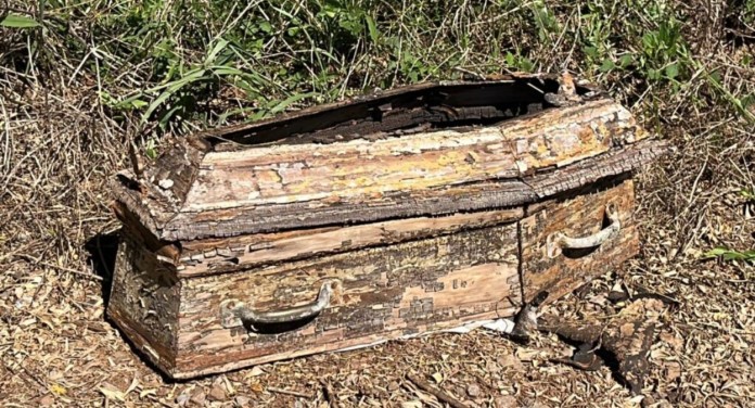 foto mostra o caixão de bebê encontrado em passo fundo