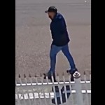 Câmera flagra criminoso chegando para assaltar loja em Canoas