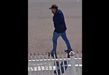 Câmera flagra criminoso chegando para assaltar loja em Canoas