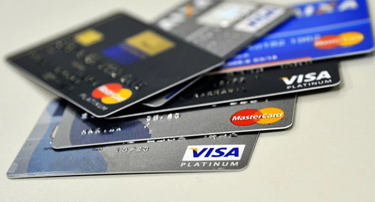 Banco Central alerta sobre golpes com cartão de crédito e orienta brasileiros a redobrar cuidados