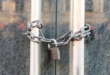 Empresa foi à falência no Brasil com dívida superior a R$ 644 milhões e apenas R$ 109 em conta, gerando disputas judiciais entre credores.