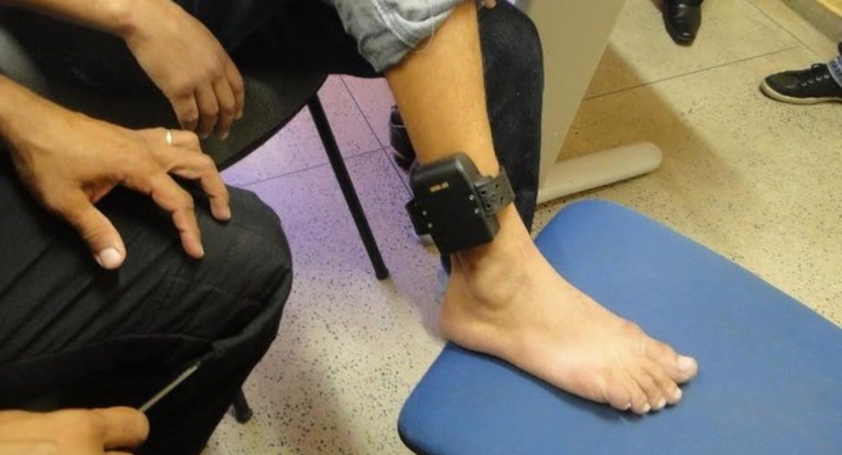 Funcionário é demitido por usar tornozeleira eletrônica mas acaba indenizado em R$ 8 mil