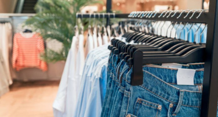 “Brasil empurrou a gente para fora”, diz CEO de tradicional gigante de roupas após empresa deixar o país