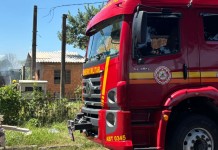 Canoas: bombeiros combatem incêndio em residência
