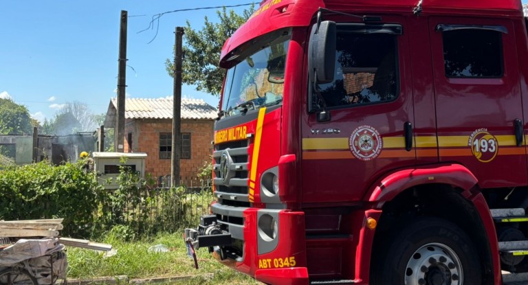 Canoas: bombeiros combatem incêndio em residência