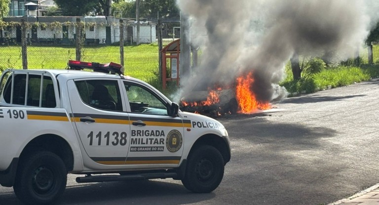 Carro fica destruído durante incêndio em Canoas