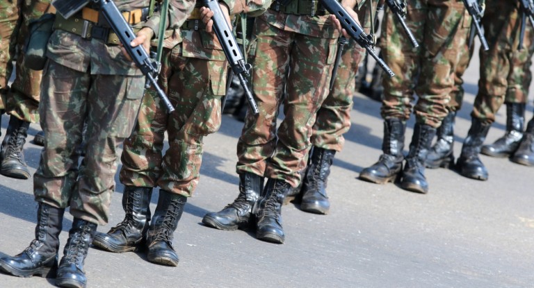 Justiça condena militar por acordar colega com pênis dentro de quartel