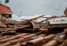 Ventos de 80 km/h derrubam muro em cima de telhado de igreja em Canoas Ventos de 80 km/h derrubam muro em cima de telhado de igreja em Canoas