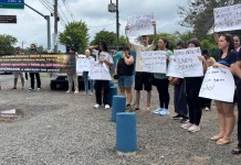 Pais, alunos e comunidade protestam em escola estadual que está sem aula por falta de luz em Canoas Comunidade protesta em Canoas após escola estadual ficar sem aulas por falta de luz causada por ações criminosas; Saiba mais.