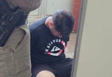 Criminoso foge pelos trilhos da Trensurb após assalto e acaba preso por policiais. Veja mais detalhes na reportagem.