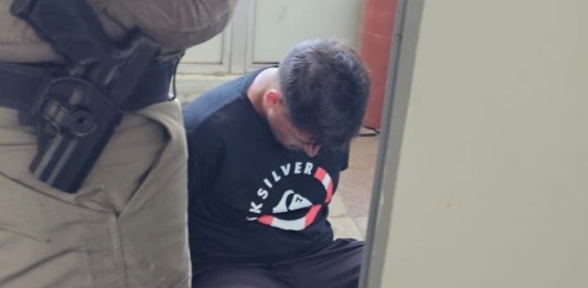 Criminoso foge pelos trilhos da Trensurb após assalto e acaba preso por policiais. Veja mais detalhes na reportagem.