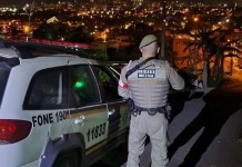 Homem de 43 anos é morto a tiros dentro de casa em Porto Alegre; Polícia Civil investiga vínculos com facções e disputa pelo tráfico.