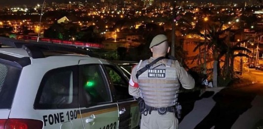 Homem de 43 anos é morto a tiros dentro de casa em Porto Alegre; Polícia Civil investiga vínculos com facções e disputa pelo tráfico.