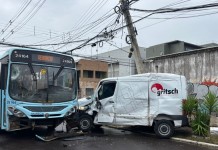 Acidente de trânsito em Canoas deixa cinco feridos após colisão entre ônibus e veículo de entregas