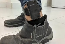 Demissão discriminatória: empresa é condenada após dispensar funcionário por uso de tornozeleira