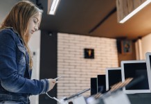 Celular pode disparar de preço? Novo imposto atinge smartphones e dezenas de produtos; veja lista