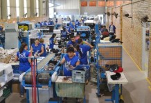 Após recuperação judicial, tradicional calçadista gaúcha doa 3 mil tênis para alunos da rede pública