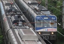 Trensurb opera com atrasos e vagões lotados