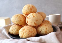 Criança morre engasgada com pão de queijo durante intervalo em escola de Londrina Criança morre engasgada com pão de queijo durante intervalo em escola de Londrina; equipe de resgate atuou, mas a vítima não resistiu.