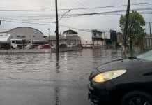 Pista lateral da BR-116 em Canoas está bloqueada após chuva forte