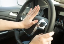 Uso indevido da buzina pode gerar multa, pontos na CNH e até retenção do veículo. Veja quando buzinar vira infração.