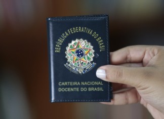 Carteira Nacional Docente pode garantir meia-entrada e descontos para professores