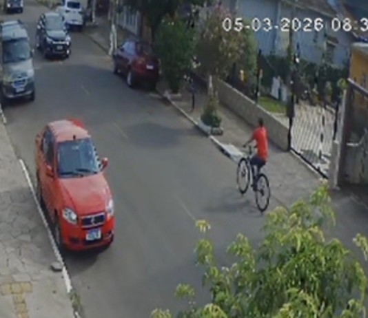 Canoas: câmera registra momento em que ciclista morre após ser atingido por carro Canoas: câmera registra momento em que ciclista morre após ser atingido por carro