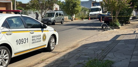 Ciclista morre após ser atingido por carro em Canoas Ciclista morre após ser atingido por carro em Canoas