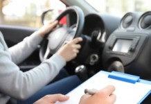 Nova regra da CNH pode impedir motoristas de dirigir carros manuais; entenda a proposta