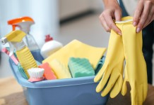 Faxineira é demitida por antecedentes criminais e Justiça manda empresa indenizar funcionária Faxineira é demitida por constar antecedentes criminais e receberá indenização