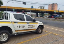 Homem é preso após tentar esfaquear passageiro dentro de ônibus em Canoas Homem é preso após tentar esfaquear passageiro dentro de ônibus em Canoas