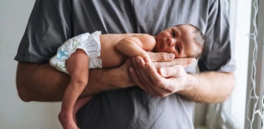 Licença paternidade pode triplicar: Senado aprova projeto e muda regras no Brasil Licença paternidade pode triplicar: Senado aprova projeto e muda regras no Brasil