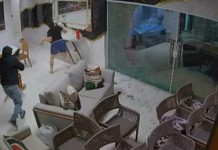 Mulher é morta a tiros dentro de condomínio de luxo Uma mulher foi morta a tiros dentro de um condomínio de luxo em Gravatá, no Agreste de Pernambuco. Polícia investiga o caso.