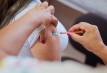 Nova vacina contra Covid-19 chega ao Brasil e população terá que se imunizar novamente