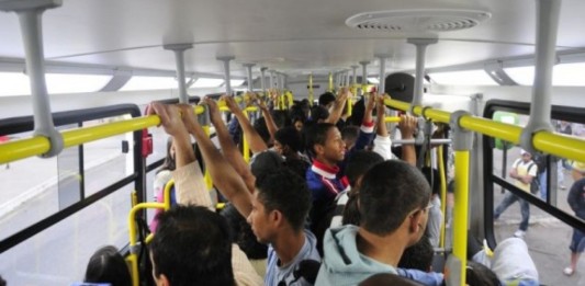 As passagens de ônibus ficaram mais caras no Brasil após a alta do diesel causada pela guerra entre EUA e Irã. Veja os preços e os impactos.
